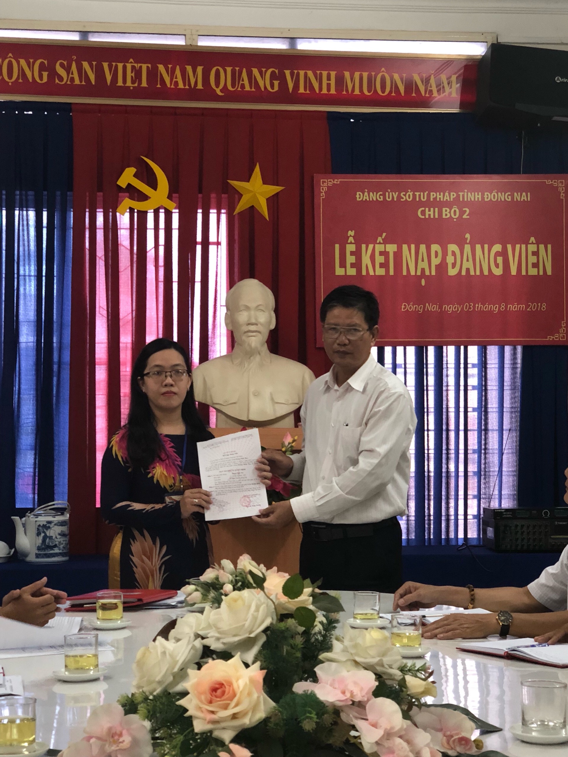 Dc Le Quang Vinh trao QD.JPG