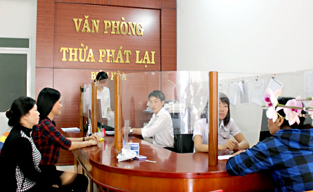 Người dân đến nhờ tư vấn tại văn phòng Thừa phát lại Biên Hòa.