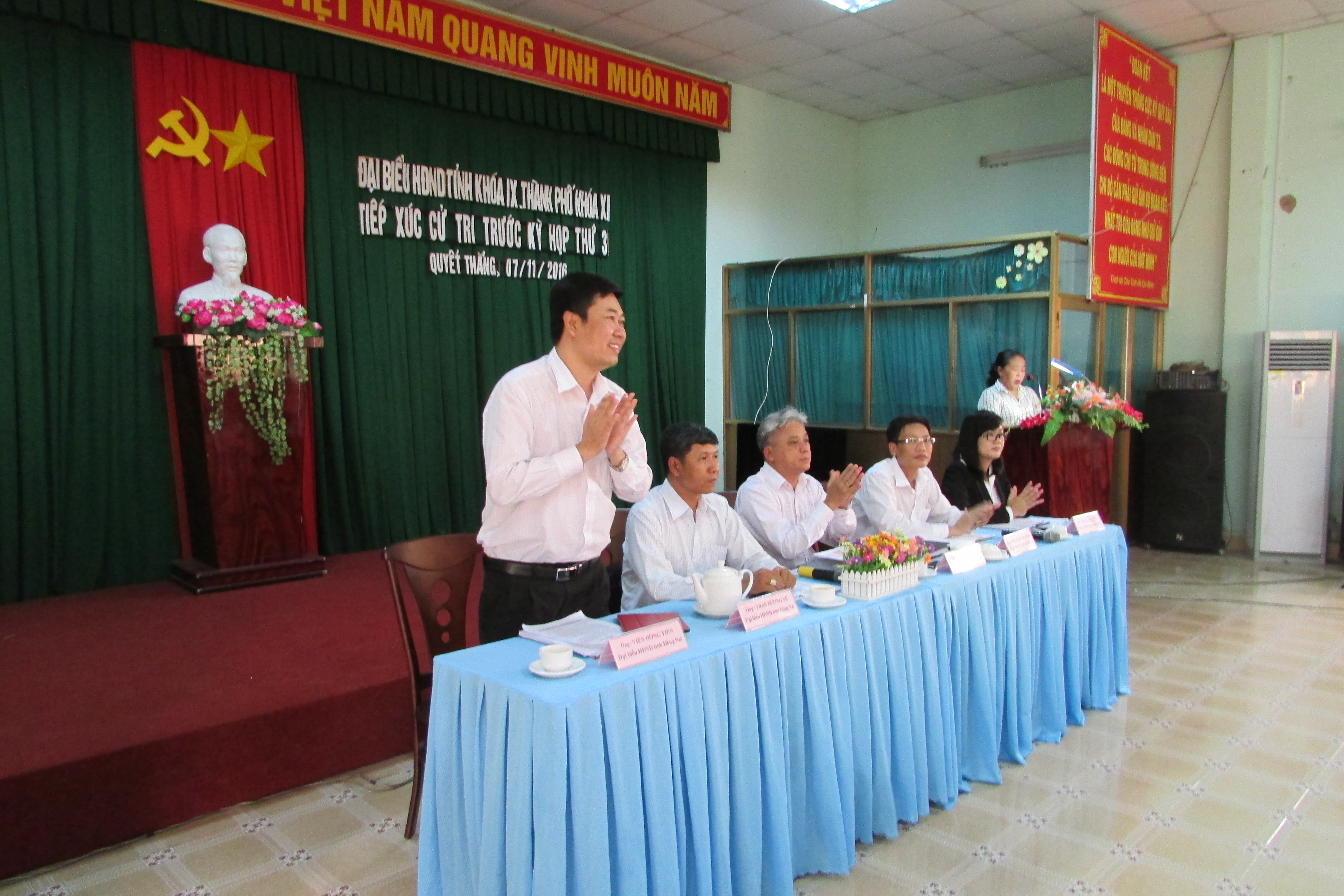 Các đại biểu HĐND tỉnh và HĐND thành phố Biên Hòa tại buổi tiếp xúccử tri.JPG